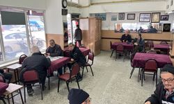 İftara kadar servis yapılmayan kıraathane mahalle sakinlerinin buluşma noktası oluyor