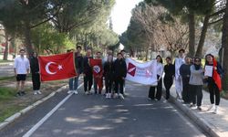İKÇÜ'lü öğrenciler, su krizine dikkati çekmek için farkındalık koşusu düzenledi