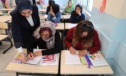 İki kız kardeş 40 yaşından sonra aynı sırada okuma yazma öğreniyor