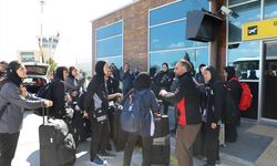 İran Kadın Milli Futbol Takımı kafilesi Gürbulak Gümrük Kapısı'ndan ülkelerine geçiyor