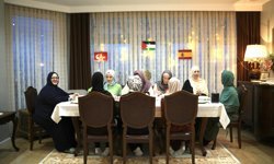 İspanyol ve Güney Amerikalı Müslüman kadınlar Türk ailenin iftar sofrasında buluştu