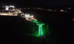 Isparta'daki cam seyir terası 'Yeşilay Haftası' kapsamında yeşil ışıkla aydınlatıldı