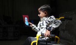 İsrail saldırısı sonucu tekerlekli sandalyeye mahkum olan Gazzeli çocuk, arkadaşları gibi koşup oynamak istiyor
