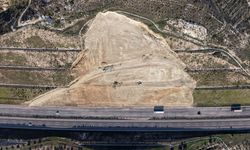 İstanbul-İzmir Otoyolu'nda tek şeritte heyelan nedeniyle oluşan toprak yığını temizlendi