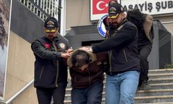 İstanbul'da gasp amacıyla bir kişiyi bıçakla tehdit ettikleri iddiasıyla yakalanan 2 şüpheli adliyede