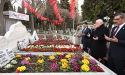 İYİ Parti Genel Başkanı Dervişoğlu, Necmettin Erbakan'ı kabri başında andı