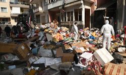 İzmir'de 2 katlı evden 12 kamyon çöp çıkarıldı