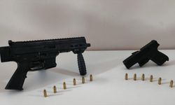 İzmir'de 2 kişiyi silahla yaralayarak 550 bin lirasını gasbeden 2 şüpheli tutuklandı