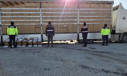 İzmir'de 500 bin paket kaçak sigara ele geçirildi, 3 şüpheli tutuklandı