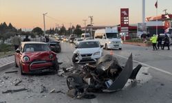 İzmir'de üç otomobilin karıştığı kazada 1'i çocuk 3 kişi yaralandı
