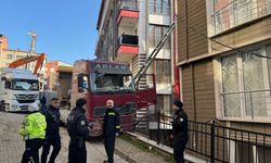 Kağıthane'de aydınlatma direğine çarpan kamyonunun sürücüsü yaralandı