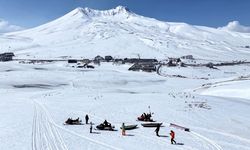 Kanoyla suda değil, Erciyes'te kar üzerinde süzüldüler