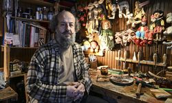 Karagöz'ü zamana uyarlayarak geleneksel Türk tiyatrosunu bugüne taşıyor