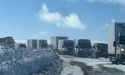 Kars-Göle kara yolunda yoğun tipi nedeniyle mahsur kalan araçlar kurtarıldı