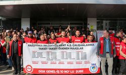 Karşıyaka Belediyesi işçileri 'eksik ve taksitli maaş' eylemi yaptı