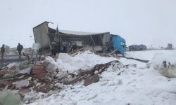 Kars'ta çarpışan tanker ve tırın sürücüleri yaralandı, yol ulaşıma kapatıldı