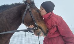 Kars'ta kadın binici, tayken alıp büyüttüğü atıyla yarışlara hazırlanıyor