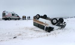 Kars'ta köy minibüsü yoldan çıkıp ters döndü, 5 kişi yaralandı