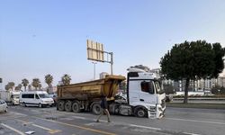 Kartal'da otomobilin kamyona çarpıp durağa girmesi araç kamerasında