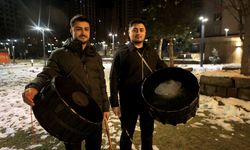 Kayseri'de iki genç 4 yıldır manilerle vatandaşları sahura kaldırıyor