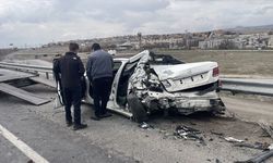 Kayseri'de tırın yol kenarında duran otomobile çarptığı kazada bir kişi yaralandı