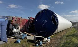 Kırklareli'nde rüzgar türbini taşıyan tır devrildi