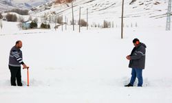 Kırsalda vatandaşlar susuz kalmasın diye kar kış dinlemiyorlar