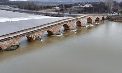 Kızılırmak'ın debisi yükselince tarihi Şahruh Köprüsü'nün 8 kemeri suyla doldu