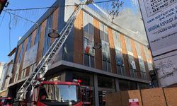 Kocaeli'de iş merkezinin deposunda çıkan yangın söndürüldü