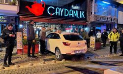 Kocaeli'de kontrolden çıkan otomobilin kafeteryaya girdiği kazada 2 kişi yaralandı