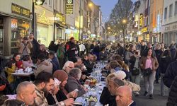 Köln'de Türkler ve Almanlar sokak iftarında bir araya geldi
