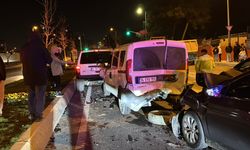 Küçükçekmece'de zincirleme trafik kazasında 2 kişi yaralandı