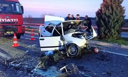 Manisa'da üç otomobilin karıştığı kazada 2 kişi ölü, 5 kişi yaralandı