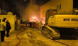 Mardin'de park halindeki 2 iş makinesinde çıkan yangın söndürüldü