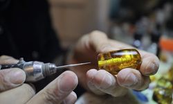 Mardinli 'Sofi Usta' tespih tanelerinin içine sembol camileri işliyor