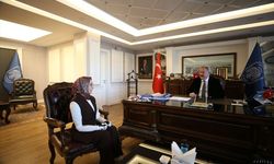 Melikgazi Belediye Başkanı ve hayırseverlerin aldığı biyonik kollarla hayata tutundu