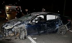 Muğla'da kaldırıma çarparak devrilen otomobildeki 2 kişi yaralandı