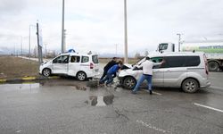 Muş'ta iki hafif ticari araç çarpıştı, 9 kişi yaralandı