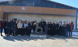 Muş'ta kız öğrencilere okçuluk eğitimi veriliyor