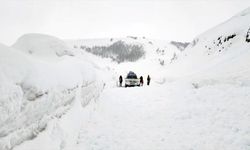 Muş'ta yolu kardan kapanan köydeki hasta ekiplerce hastaneye ulaştırıldı