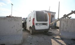 Niğde'de uygulama noktasındaki bariyere çarpan hafif ticari aracın sürücüsü öldü