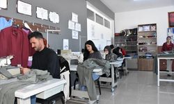 Okul kıyafetlerini diken 'sessiz eller' hem beceri geliştiriyor hem de motive oluyor