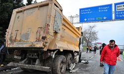 Ordu-Samsun kara yolunda hafriyat kamyonunun devrilmesi sonucu uzun araç kuyruğu oluştu