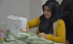 Özel gereksinimli öğrencilerin anneleri okuldaki dikiş kursunda üreterek vakit geçiriyor