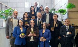 PMD'den, 8 Mart Dünya Kadınlar Günü dolayısıyla kadın parlamento muhabirlerine çiçek