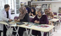 Rölyef ustası kadın, 34 yıldır hemcinslerine meslek öğretiyor