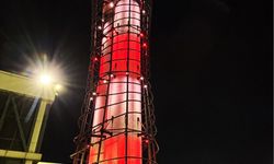 Sabiha Gökçen Havalimanı'nın hava trafik kontrol kulesi Türk bayrağı renklerine büründü