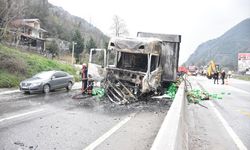 Sakarya'da 3 aracın karıştığı trafik kazasında 2 kişi yaralandı