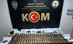 Sakarya'da otomobilde 1460 silah parçası ele geçirildi