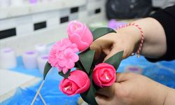 Samsun'da kadınlar mumdan çiçek ve hediyelik eşya üretiyor